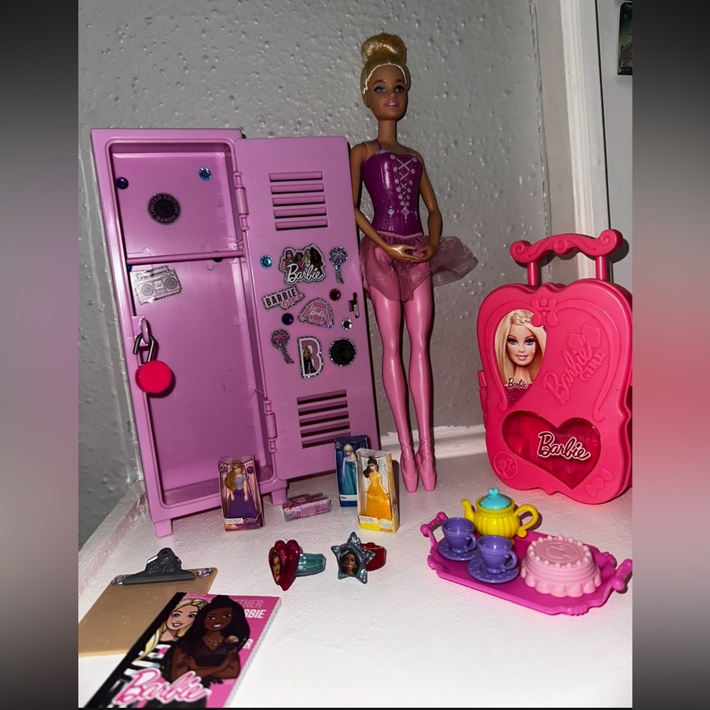 Barbie Pink & Ballet Doll Playset with Locker and Accessories - Picture 3 of 5